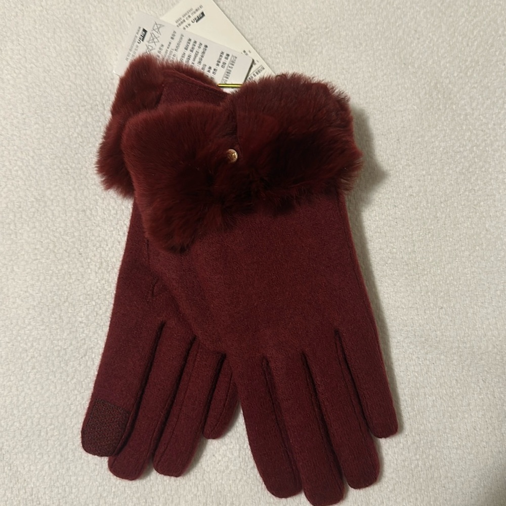 Winter gloves with faux fur.